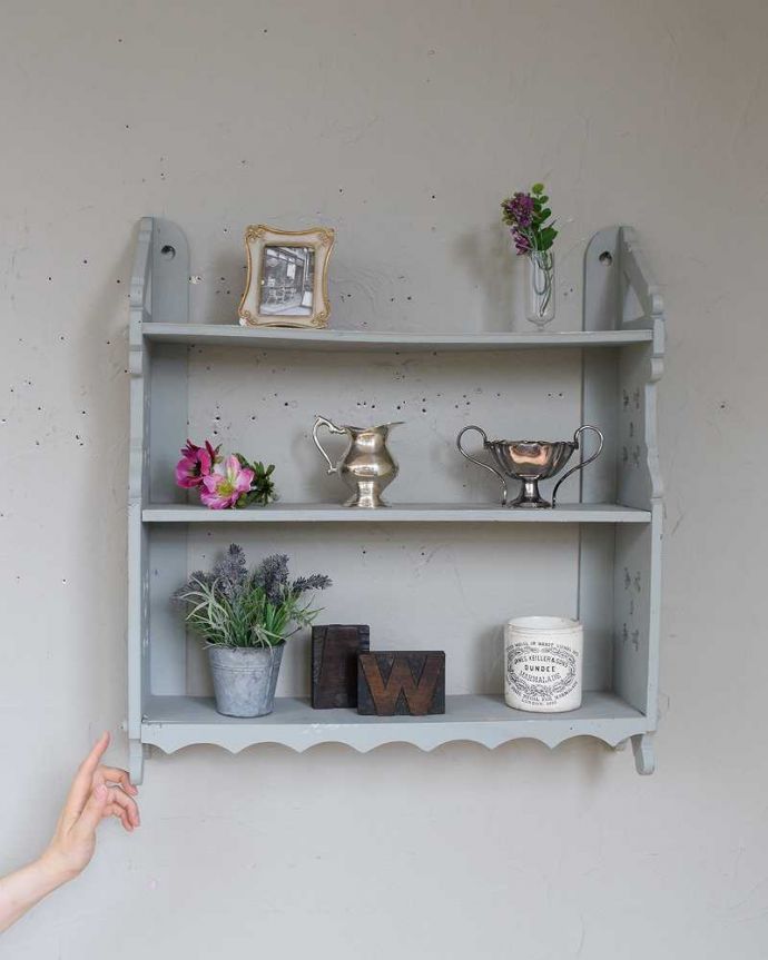 ウォールシェルフ・ウォールハンガー　アンティーク家具　フランスらしいカッティングがお洒落なアンティークの小さなペイント家具、ウォールシェルフ。殺風景になりがちなお部屋の壁が、明るくてにぎやかな印象に！アンティークのペイントの風合いをお楽しみください。(d-1272-f)