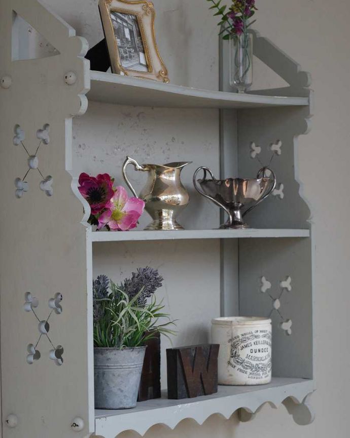 ウォールシェルフ・ウォールハンガー　アンティーク家具　フランスらしいカッティングがお洒落なアンティークの小さなペイント家具、ウォールシェルフ。可愛らしい透かし彫りです。(d-1272-f)