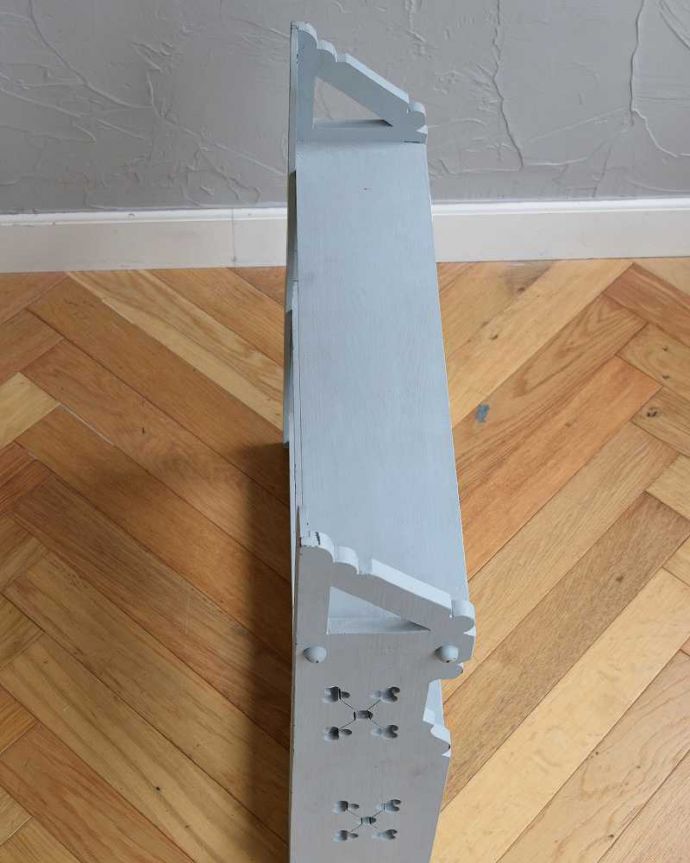 ウォールシェルフ・ウォールハンガー　アンティーク家具　フランスらしいカッティングがお洒落なアンティークの小さなペイント家具、ウォールシェルフ。上から見ると天板はこんな感じ。(d-1272-f)