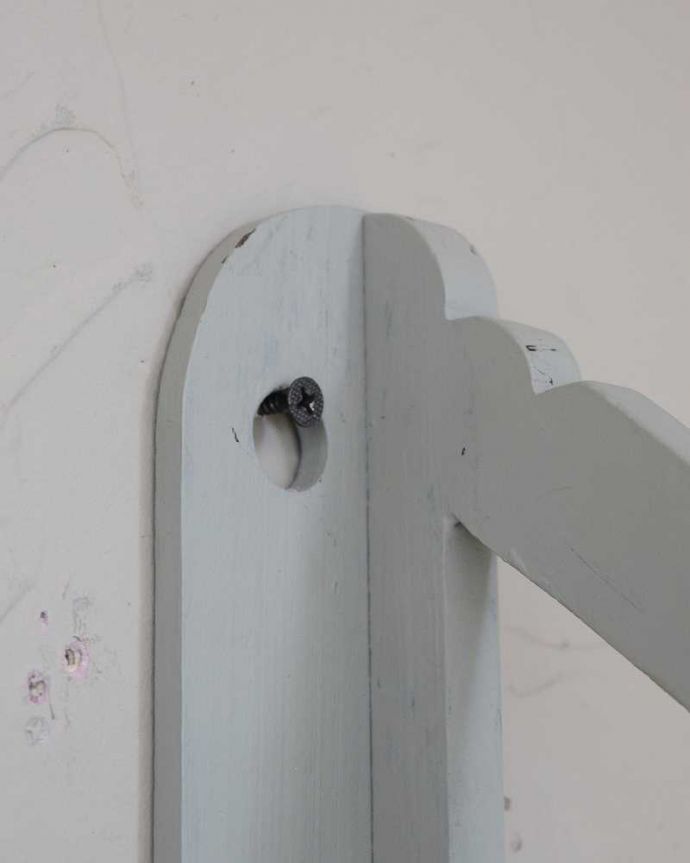 ウォールシェルフ・ウォールハンガー　アンティーク家具　フランスらしいカッティングがお洒落なアンティークの小さなペイント家具、ウォールシェルフ。壁に取り付ける用の金具が付いています。(d-1272-f)