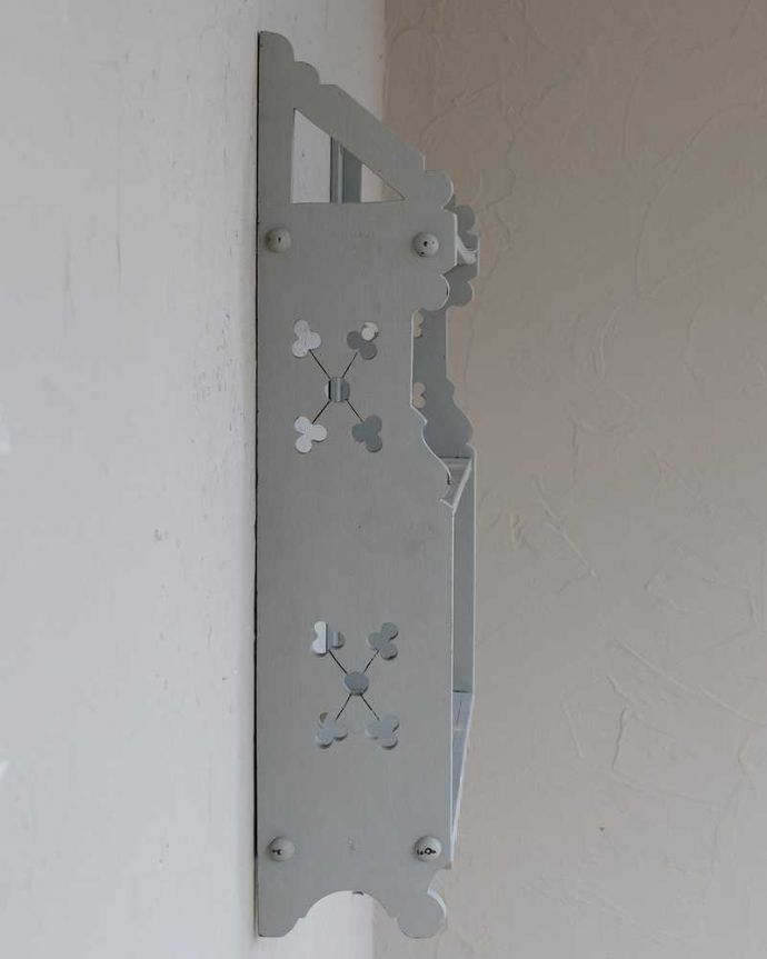 ウォールシェルフ・ウォールハンガー　アンティーク家具　フランスらしいカッティングがお洒落なアンティークの小さなペイント家具、ウォールシェルフ。横から見てもキレイですもちろん、横顔だってキレイ！どこから見ても絵になります。(d-1272-f)