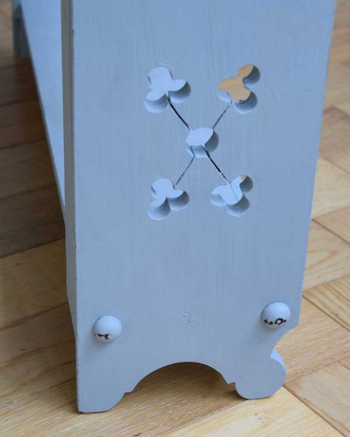 ウォールシェルフ・ウォールハンガー　アンティーク家具　フランスらしいカッティングがお洒落なアンティークの小さなペイント家具、ウォールシェルフ。脚付きなので、床置きもできます。(d-1272-f)