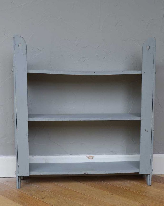 ウォールシェルフ・ウォールハンガー　アンティーク家具　フランスらしいカッティングがお洒落なアンティークの小さなペイント家具、ウォールシェルフ。修復したので後姿もキレイですアンティークは新品ではないので、もちろん経年変化によるキズはありますが、専門の職人がキレイに修復したので、後ろ姿もキレイです。(d-1272-f)