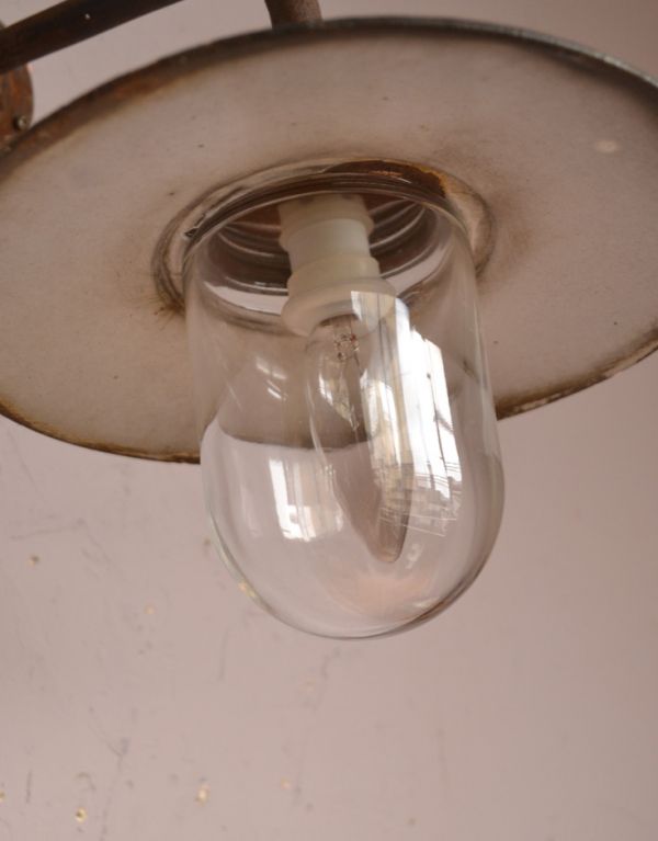 壁付けブラケット　照明・ライティング　フランスのアンティークデッキランプ(外灯）　ポーチライト　玄関照明。ガラスのカバーが付いているので外灯に使えます。(d-1272-z)