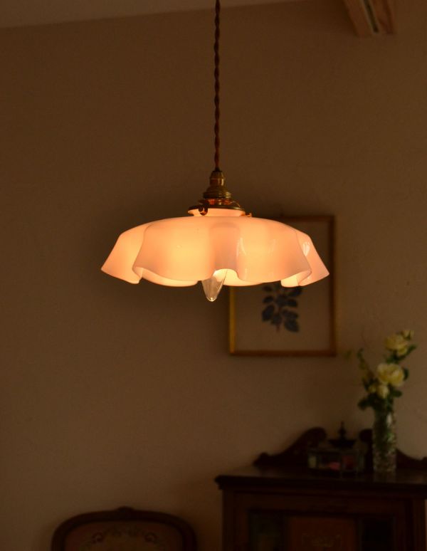 ペンダントライト　照明・ライティング　フランスアンティーク、ピンクのガラスのペンダントライト（コード・シャンデリア電球・ギャラリーA付き）。あたたかい光がお部屋を包み込みます。(d-1274-z)