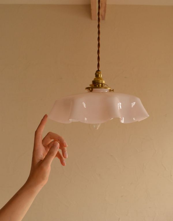 ペンダントライト　照明・ライティング　フランスアンティーク、ピンクのガラスのペンダントライト（コード・シャンデリア電球・ギャラリーA付き）。アンティークのミルクガラスは、光を通すとなんとも言えないステキな雰囲気でお部屋を照らしてくれます。(d-1274-z)