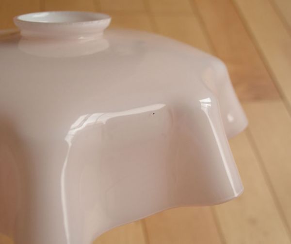 ペンダントライト　照明・ライティング　フランスアンティーク、ピンクのガラスのペンダントライト（コード・シャンデリア電球・ギャラリーA付き）。優しいピンク色です。(d-1274-z)