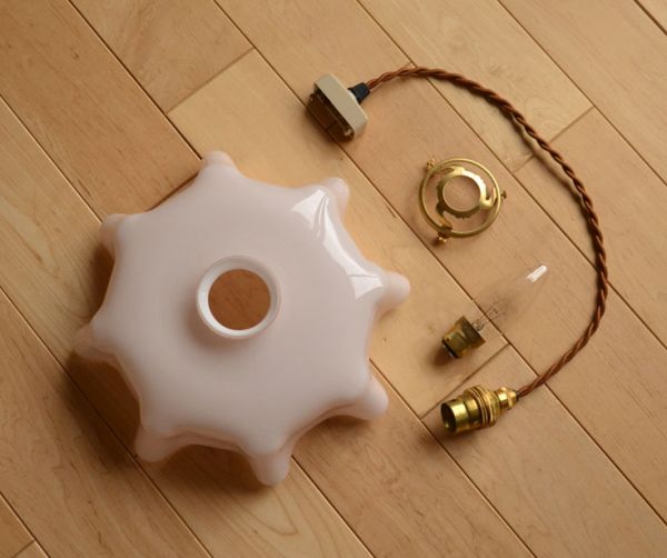 ペンダントライト　照明・ライティング　フランスアンティーク、ピンクのガラスのペンダントライト（コード・シャンデリア電球・ギャラリーA付き）。ガラスシェード、コード、電球1個、ギャラリーを全てセットでお届けするので、届いてすぐに取り付けられます。(d-1274-z)