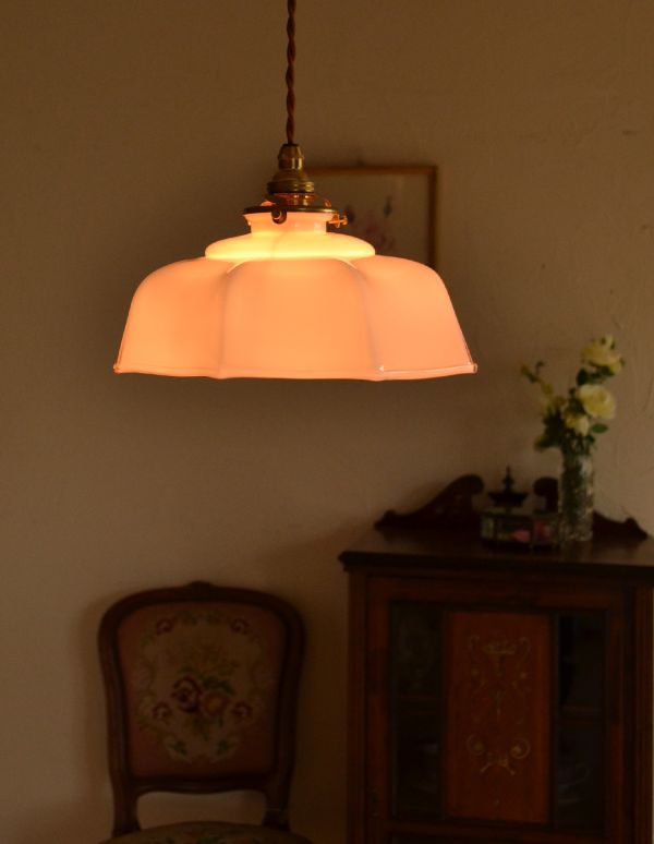 ペンダントライト　照明・ライティング　フランスアンティーク、ピンクのガラスのペンダントライト（コード・シャンデリア電球・ギャラリーA付き）。あたたかい光がお部屋を包み込みます。(d-1275-z)