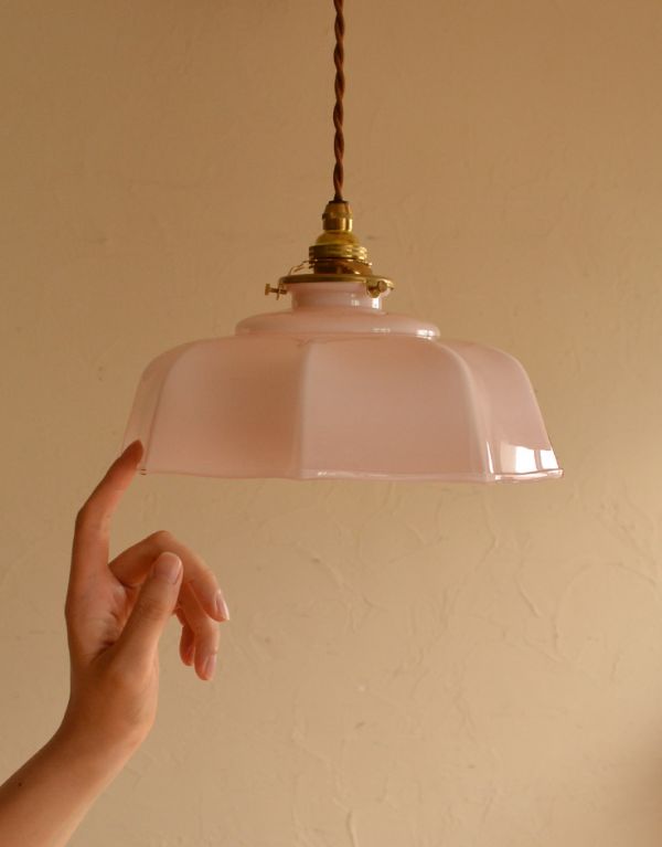 ペンダントライト　照明・ライティング　フランスアンティーク、ピンクのガラスのペンダントライト（コード・シャンデリア電球・ギャラリーA付き）。アンティークのミルクガラスは、光を通すとなんとも言えないステキな雰囲気でお部屋を照らしてくれます。(d-1275-z)