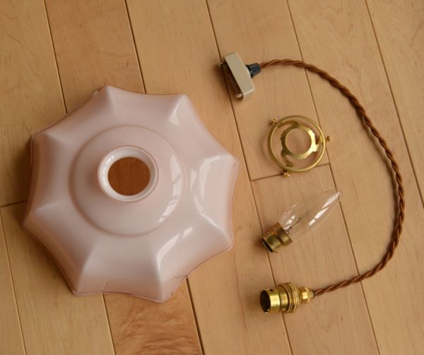 ペンダントライト　照明・ライティング　フランスアンティーク、ピンクのガラスのペンダントライト（コード・シャンデリア電球・ギャラリーA付き）。ガラスシェード、コード、電球1個、ギャラリーを全てセットでお届けするので、届いてすぐに取り付けられます。(d-1275-z)