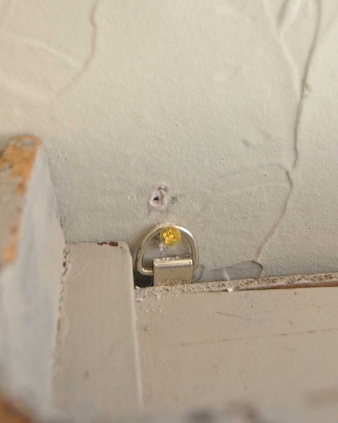 ウォールキャビネット　アンティーク家具　フランスらしい色使いがステキなアンティークのスモールキャビネット。壁に取り付けできます背中部分にフックを付けて壁にカンタンに取り付け出来るようにしました。(d-1276-f)