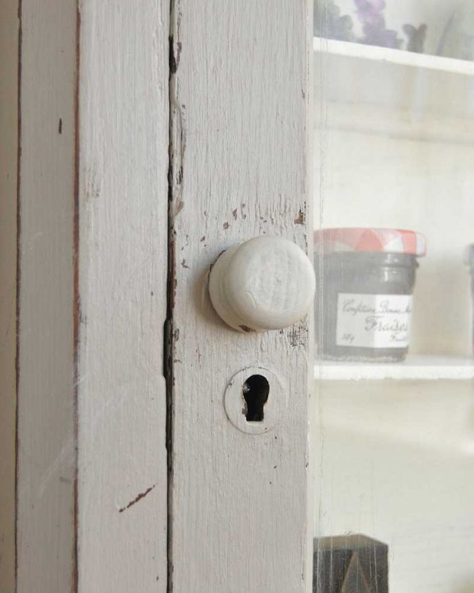 ウォールキャビネット　アンティーク家具　フランスらしい色使いがステキなアンティークのスモールキャビネット。アンティークらしい取っ手ほっこりとした風合いがいい取っ手。(d-1276-f)