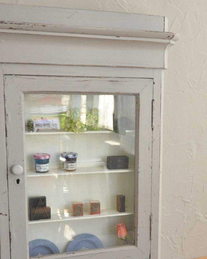 ウォールキャビネット　アンティーク家具　フランスらしい色使いがステキなアンティークのスモールキャビネット。パリのアパルトマン気分で使える小さなフランスの家具やっぱり一番の魅力はフランスらしい色使い。(d-1276-f)