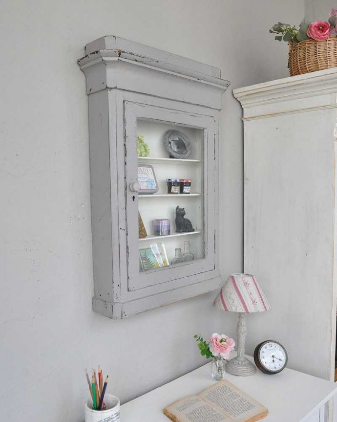 ウォールキャビネット　アンティーク家具　フランスらしい色使いがステキなアンティークのスモールキャビネット。デスクの上に付けて、お気に入りの雑貨を飾ってみてはいかがでしょう？。(d-1276-f)