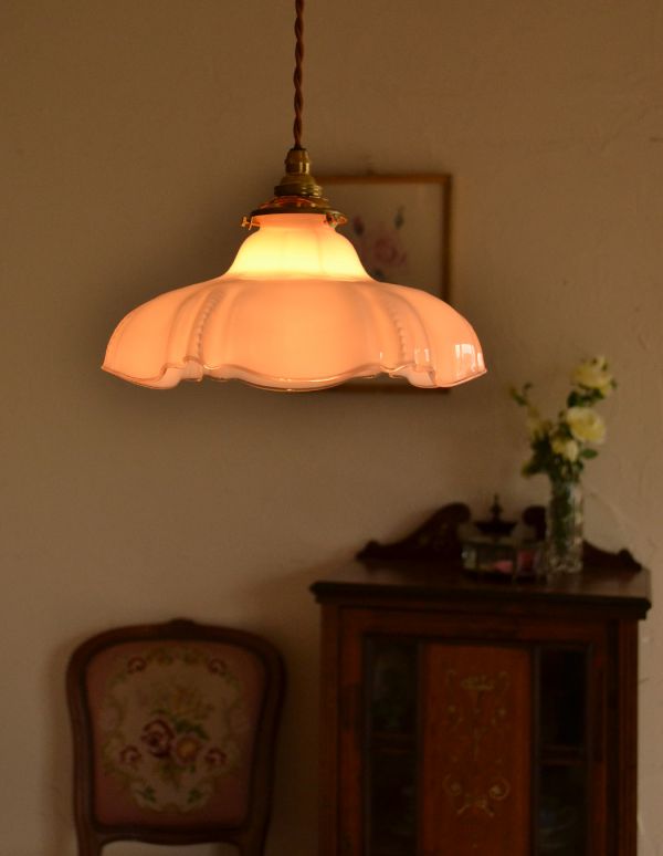 ペンダントライト　照明・ライティング　フランスアンティーク、ピンクのガラスのペンダントライト（コード・シャンデリア電球・ギャラリーA付き）。あたたかい光がお部屋を包み込みます。(d-1276-z)