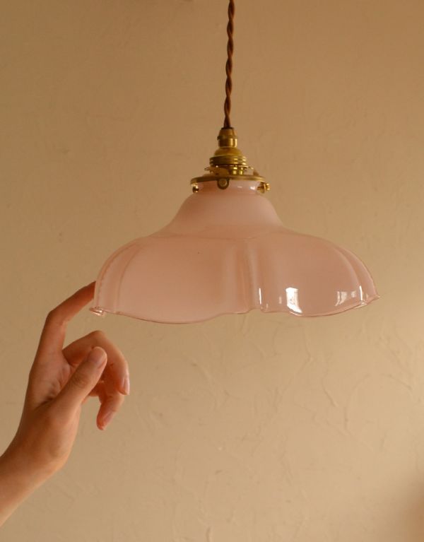 ペンダントライト　照明・ライティング　フランスアンティーク、ピンクのガラスのペンダントライト（コード・シャンデリア電球・ギャラリーA付き）。アンティークのミルクガラスは、光を通すとなんとも言えないステキな雰囲気でお部屋を照らしてくれます。(d-1276-z)