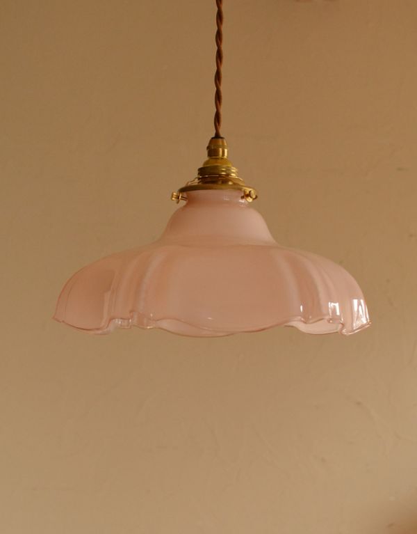 ペンダントライト　照明・ライティング　フランスアンティーク、ピンクのガラスのペンダントライト（コード・シャンデリア電球・ギャラリーA付き）。【 シェードのサイズ 】幅25×奥行25×高さ12cmコードは50、80cm以外にも、ご希望の長さで加工してお届けします。(d-1276-z)