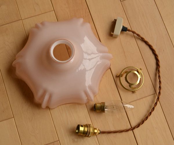 ペンダントライト　照明・ライティング　フランスアンティーク、ピンクのガラスのペンダントライト（コード・シャンデリア電球・ギャラリーA付き）。ガラスシェード、コード、電球1個、ギャラリーを全てセットでお届けするので、届いてすぐに取り付けられます。(d-1276-z)