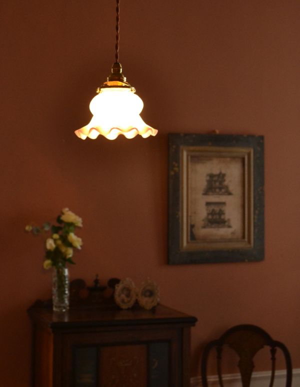 ペンダントライト　照明・ライティング　フリルが美しいオパールセント シェード ペンダントライト（器具セット付き）。フリルのデザインも可愛らしいですよね。(d-1277-z)