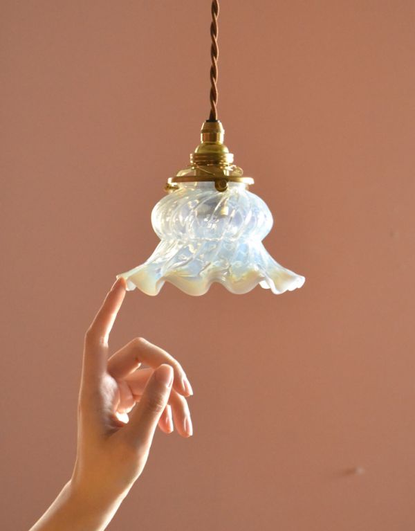ペンダントライト　照明・ライティング　フリルが美しいオパールセント シェード ペンダントライト（器具セット付き）。アンティークガラスは、光を通すとなんとも言えないステキな雰囲気でお部屋を照らしてくれます。(d-1277-z)