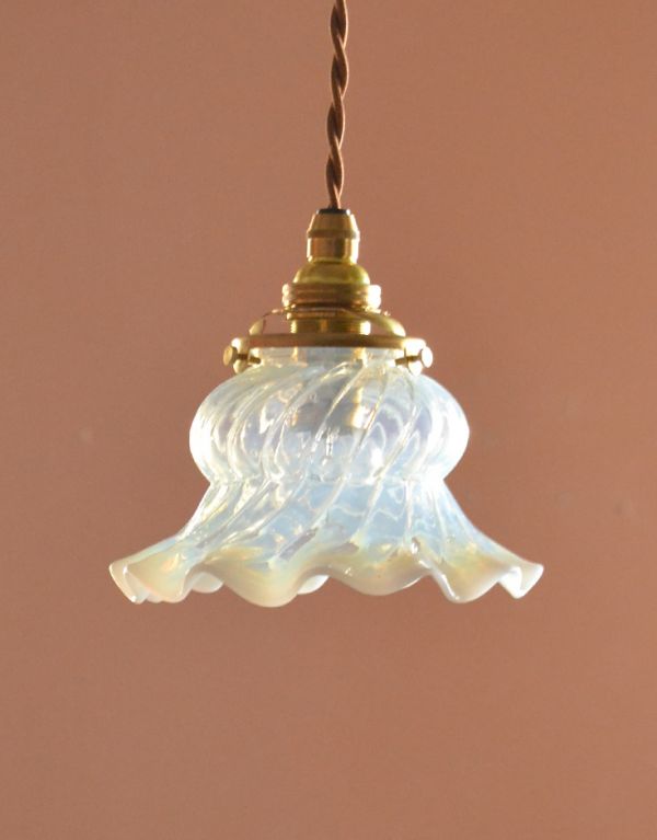 ペンダントライト　照明・ライティング　フリルが美しいオパールセント シェード ペンダントライト（器具セット付き）。【 シェードのサイズ 】幅14.5×奥行14.5×高さ9cmコードは50、80cm以外にも、ご希望の長さで加工してお届けします。(d-1277-z)