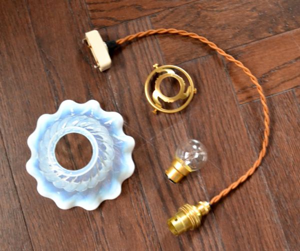 ペンダントライト　照明・ライティング　フリルが美しいオパールセント シェード ペンダントライト（器具セット付き）。ガラスシェード、コード、電球1個、ギャラリーを全てセットでお届けするので、届いてすぐに取り付けられます。(d-1277-z)