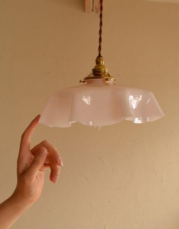ペンダントライト 照明・ライティング フランスアンティーク、ピンクのガラスのペンダントライト(コード・シャンデリア電球・ギャラリーA付き)。アンティークのミルクガラスは、光を通すとなんとも言えないステキな雰囲気でお部屋を照らしてくれます。(d-1279-z)