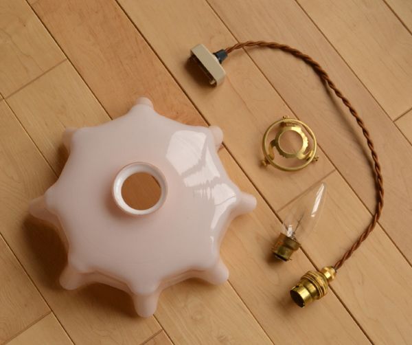 ペンダントライト 照明・ライティング フランスアンティーク、ピンクのガラスのペンダントライト(コード・シャンデリア電球・ギャラリーA付き)。ガラスシェード、コード、電球1個、ギャラリーを全てセットでお届けするので、届いてすぐに取り付けられます。(d-1279-z)