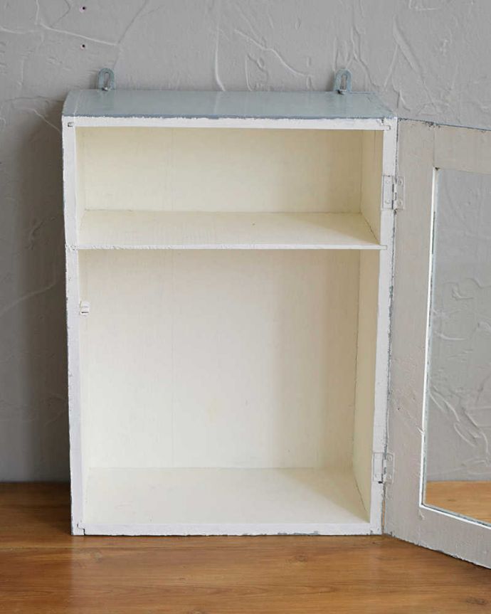 ウォールキャビネット　アンティーク家具　ガラス扉付きのスモールキャビネット、壁につけるグレーペイントアンティーク家具。扉を開けてみると、こんな感じです小さいからと言って、修復に妥協はしません！アンティークの風合いだけ残してキレイに修復してあります。(d-1280-f)