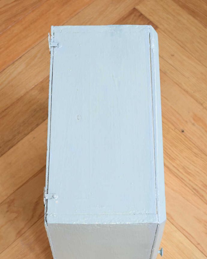 ウォールキャビネット　アンティーク家具　ガラス扉付きのスモールキャビネット、壁につけるグレーペイントアンティーク家具。上から見ると･･･キャビネットの形はこんな感じです。(d-1280-f)