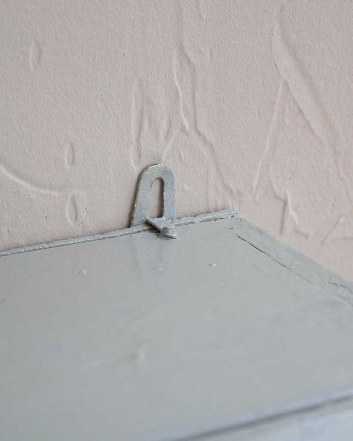 ウォールキャビネット　アンティーク家具　ガラス扉付きのスモールキャビネット、壁につけるグレーペイントアンティーク家具。壁に取り付けできます背中部分にフックを付けて壁にカンタンに取り付け出来るようにしました。(d-1280-f)