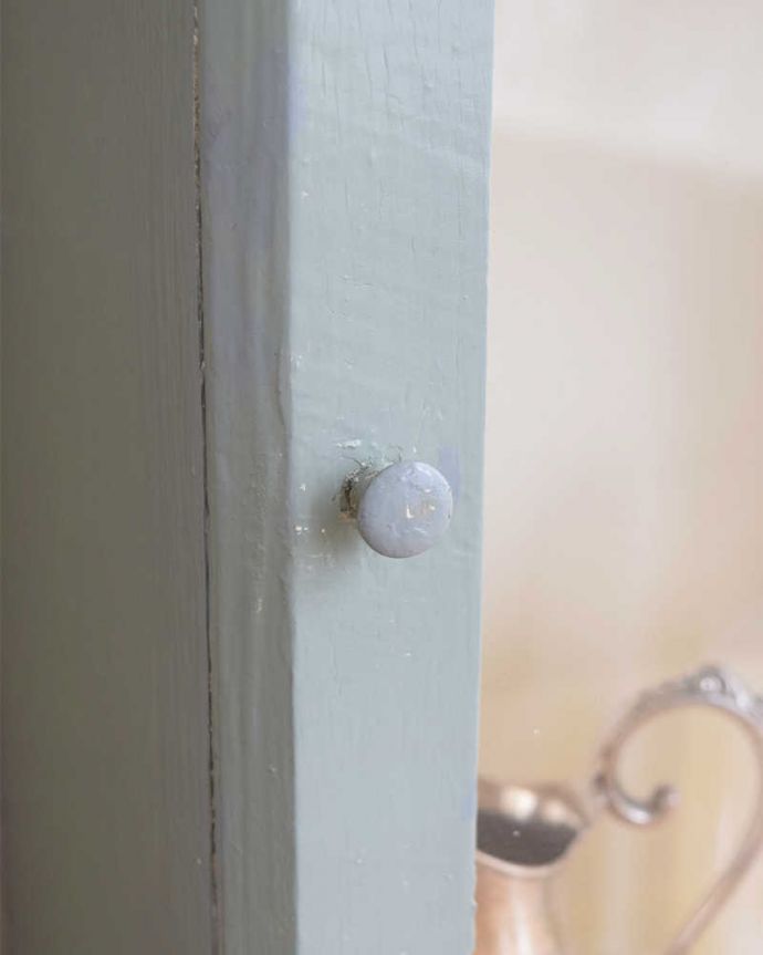 ウォールキャビネット　アンティーク家具　ガラス扉付きのスモールキャビネット、壁につけるグレーペイントアンティーク家具。アンティークらしい取っ手ほっこりとした風合いがいい取っ手。(d-1280-f)