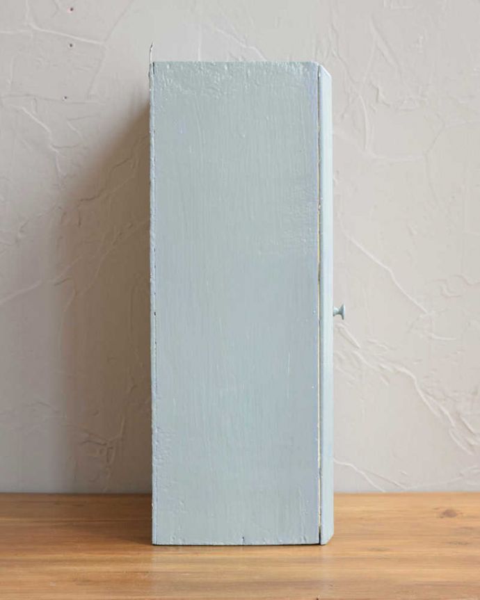 ウォールキャビネット　アンティーク家具　ガラス扉付きのスモールキャビネット、壁につけるグレーペイントアンティーク家具。横顔だっても美しい正面だけじゃなく横もキレイに修復してあります。(d-1280-f)