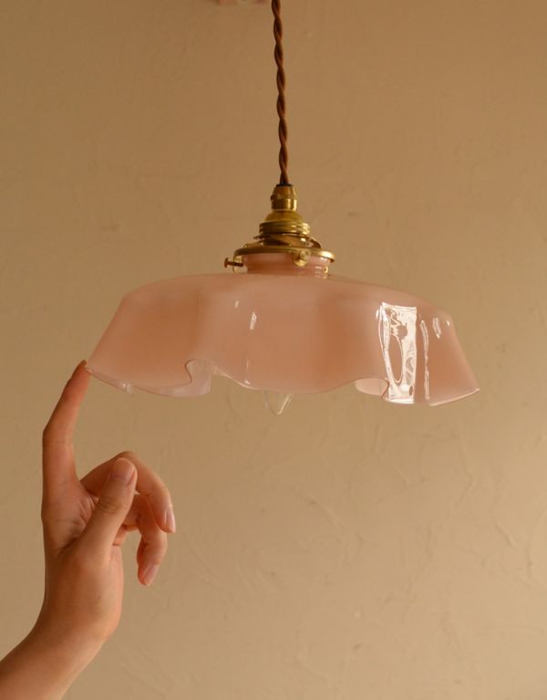 ペンダントライト　照明・ライティング　フランスのアンティーク照明、ピンクガラスのペンダントライト（コード・シャンデリア電球・ギャラリーA付き）。アンティークのミルクガラスは、光を通すとなんとも言えないステキな雰囲気でお部屋を照らしてくれます。(d-1280-z)