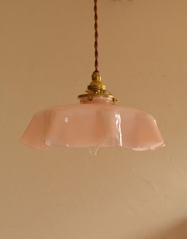 ペンダントライト　照明・ライティング　フランスのアンティーク照明、ピンクガラスのペンダントライト（コード・シャンデリア電球・ギャラリーA付き）。【 シェードのサイズ 】幅26×奥行25.5×高さ8.8cmコードは50、80cm以外にも、ご希望の長さで加工してお届けします。(d-1280-z)