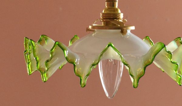 ペンダントライト 照明・ライティング ミルクガラスのアンティーク照明、アンティークペンダントライト(コード・シャンデリア電球・ギャラリーA付き)。シェードは、アンティークのため、誤差があったり、キズ、汚れが入っている場合もあります。(d-1281-z)