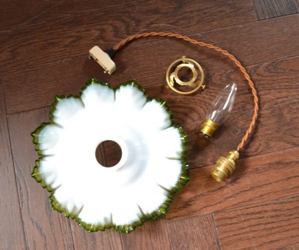 ペンダントライト 照明・ライティング ミルクガラスのアンティーク照明、アンティークペンダントライト(コード・シャンデリア電球・ギャラリーA付き)。ガラスシェード、コード、電球1個、ギャラリーを全てセットでお届けするので、届いてすぐに取り付けられます。(d-1281-z)