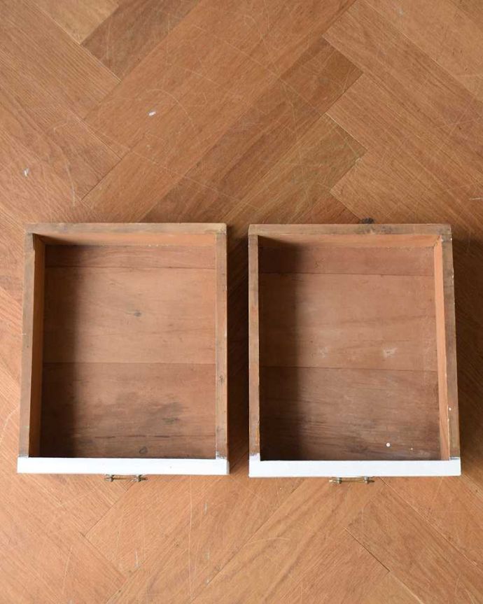 アンティークのテーブル アンティーク家具 ホワイトペイントの可愛いコンソールテーブル、デスクにもなる小さなアンティークテーブル。引き出しの中もキレイです引き出しが2杯付いているので、とっても便利。(d-1282-f)