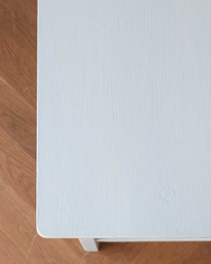 アンティークのテーブル アンティーク家具 ホワイトペイントの可愛いコンソールテーブル、デスクにもなる小さなアンティークテーブル。近くでチェック!天板を近くで見るとよく分かります。(d-1282-f)