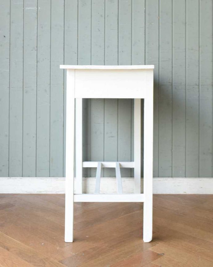 アンティークのテーブル アンティーク家具 ホワイトペイントの可愛いコンソールテーブル、デスクにもなる小さなアンティークテーブル。サイドはこんなにスッキリ!横から見るとこんな感じ。(d-1282-f)