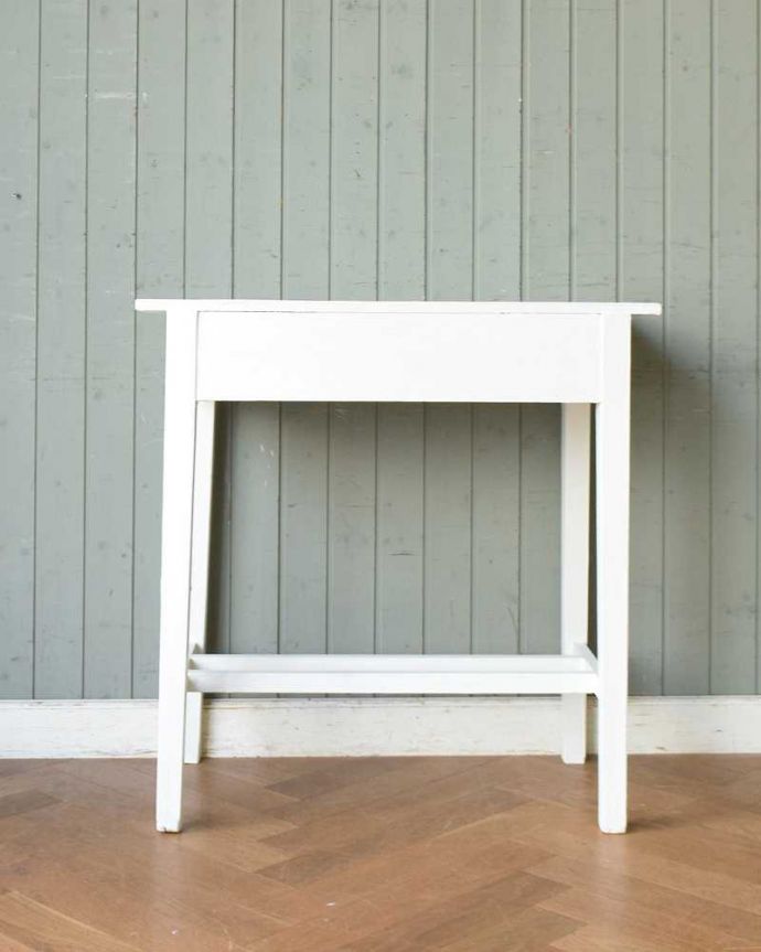 アンティークのテーブル アンティーク家具 ホワイトペイントの可愛いコンソールテーブル、デスクにもなる小さなアンティークテーブル。こちら側ももちろんキレイです!アンティークは新品ではないので、もちろん経年変化によるキズはありますが、専門の職人がキレイにお直しをしているので、どこを見てもキレイです。(d-1282-f)