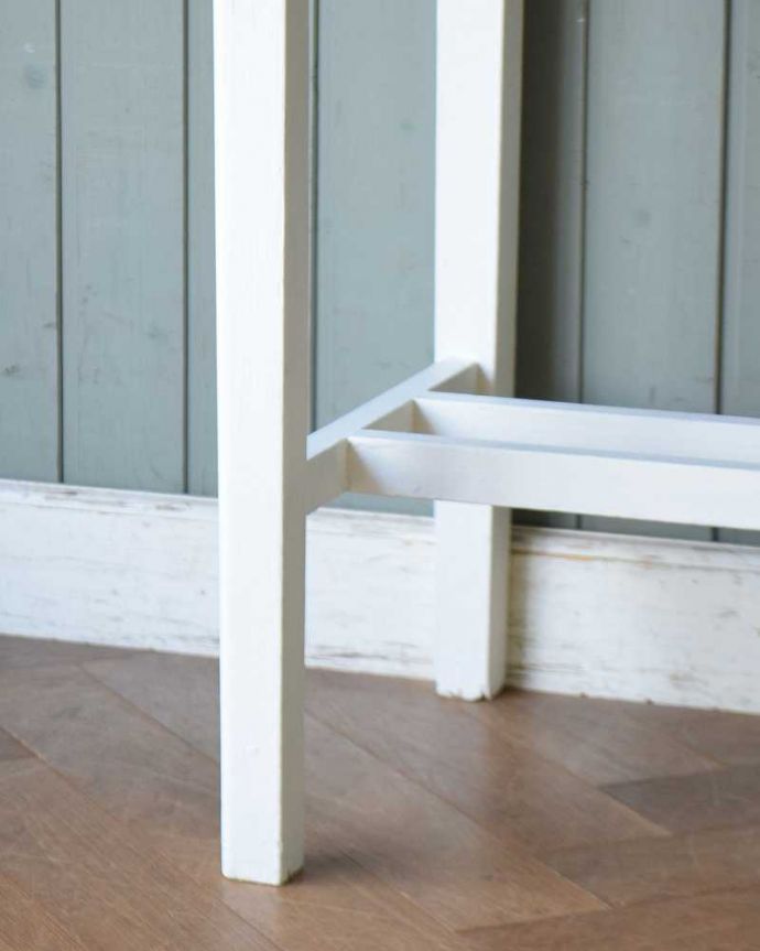 アンティークのテーブル アンティーク家具 ホワイトペイントの可愛いコンソールテーブル、デスクにもなる小さなアンティークテーブル。持ち上げなくても移動できます!Handleのアンティークは、脚の裏にフェルトキーパーをお付けしていますので、床を滑らせてれば女性1人でも移動が簡単です。(d-1282-f)