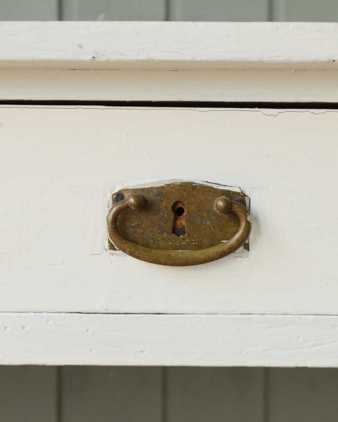 アンティークのテーブル アンティーク家具 ホワイトペイントの可愛いコンソールテーブル、デスクにもなる小さなアンティークテーブル。引き出しの取っ手はペイントが剥げている所もアンティークらしくて素敵なんです。(d-1282-f)