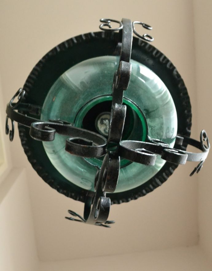 ペンダントライト　照明・ライティング　まるでランプのような雰囲気がお洒落なアイアン製アンティークランプ。くるんくるんとした、ガラスの周りの装飾がとっても素敵なデザインです。(d-1282-z)