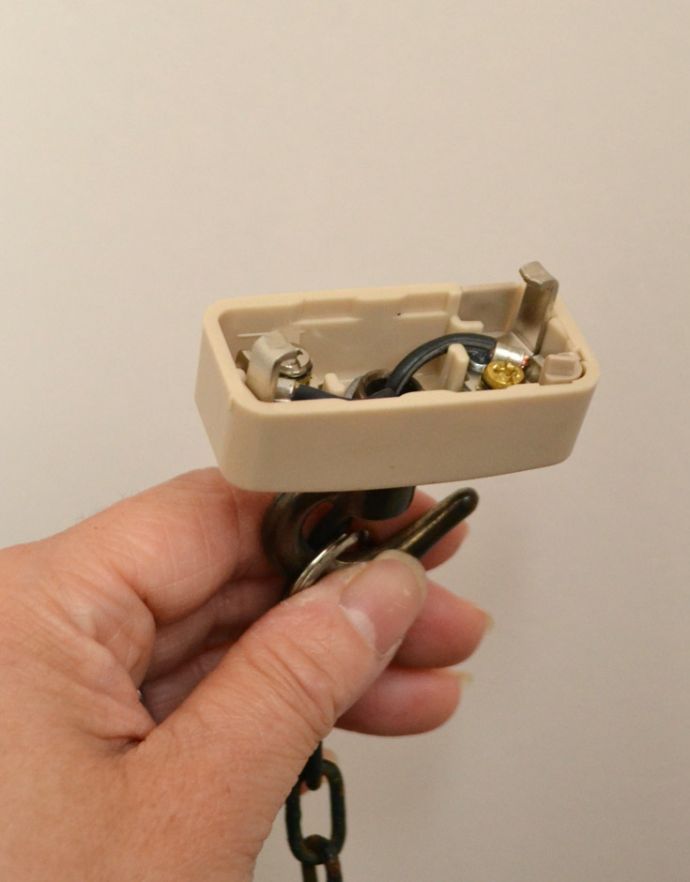 ペンダントライト　照明・ライティング　まるでランプのような雰囲気がお洒落なアイアン製アンティークランプ。引っ掛けシーリングのタイプに加工してお届けしますので、リビングやダイニングテーブルの上などお好きな場所に簡単に取り付けてみてください。(d-1282-z)