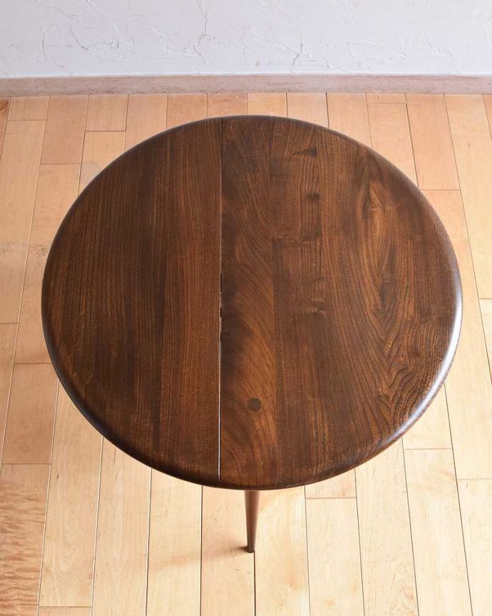 アンティークのテーブル　アンティーク家具　アーコールのヴィンテージ家具、ドロップリーフコーヒーテーブル（伸張式）。上から見るとまん丸の形広げた状態で天板を見てみるとこんな感じ。(d-1283-f)