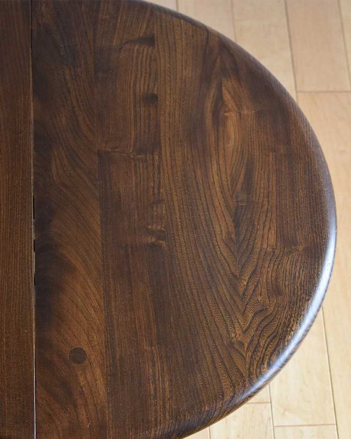 アンティークのテーブル　アンティーク家具　アーコールのヴィンテージ家具、ドロップリーフコーヒーテーブル（伸張式）。天板を近くで見るとこんな感じ。(d-1283-f)