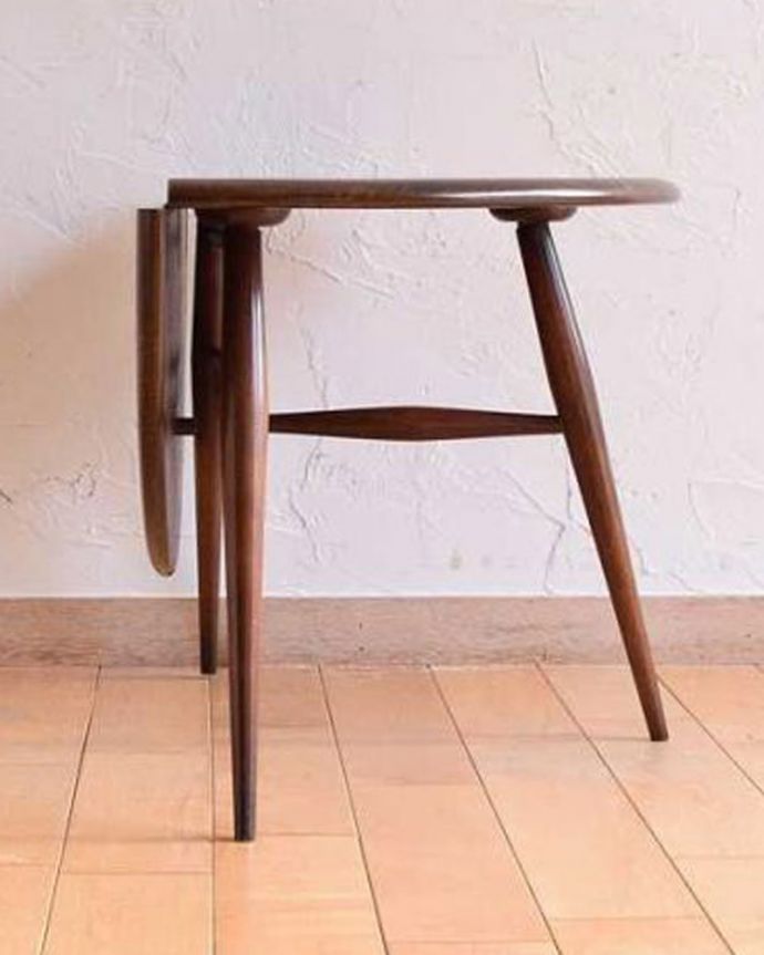 アンティークのテーブル　アンティーク家具　アーコールのヴィンテージ家具、ドロップリーフコーヒーテーブル（伸張式）。片方閉じるとこんな感じ壁にピタッとくっつけることも出来ちゃう半円形。(d-1283-f)