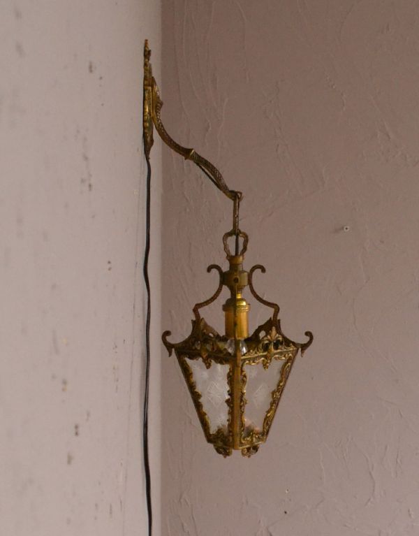 壁付けブラケット　照明・ライティング　フランス輸入のアンティーク照明、ガラスシェードの素敵なウォールランプ。横から見るとこんな感じです。(d-1283-z)